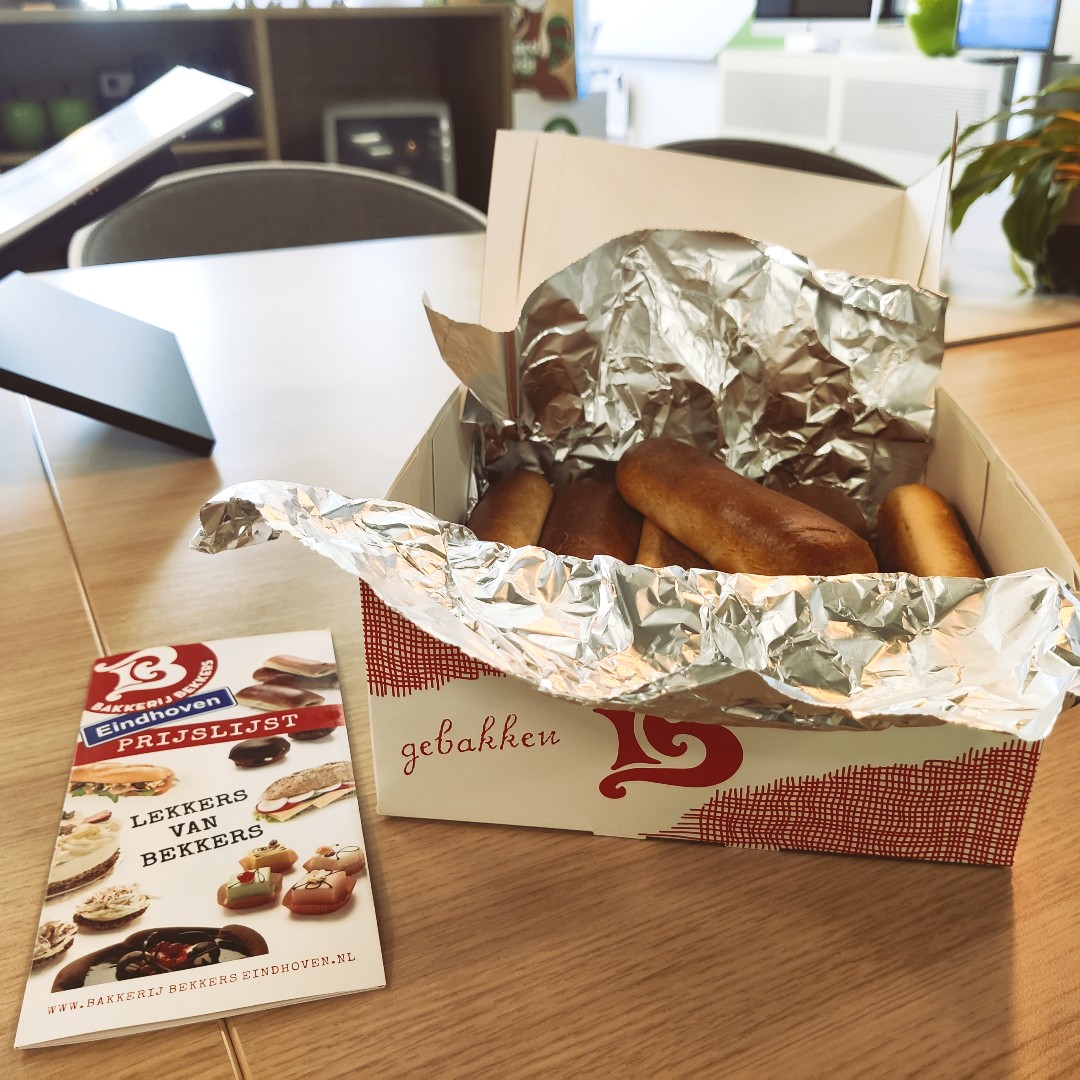 Weer een internationale opdracht voor React Online erbij! 🎉  Dat vieren we nog altijd op z'n Brabants met warme #worstebroodjes #Digital #Agency #Drupal