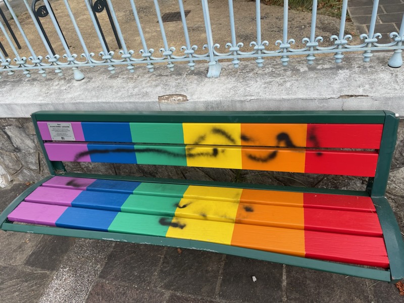 Triste: déjà dégradé  le banc avec la plaque en hommage à Annette Saüquere, adjointe Saint Paul Lès Dax décédée cet hiver ! Et le tout inauguré le 6 juillet !   <a href="/SO_Landes/">Sud Ouest Landes</a> <a href="/ActuLandes/">Actu Landes</a>  @Bleu_Gascogne , <a href="/Radio_mdm40/">Radio MDM</a>, <a href="/cotesudfm/">Côte Sud FM</a>, <a href="/DeputeCausse/">Lionel Causse</a>, , <a href="/gdarrieussecq/">Geneviève Darrieussecq</a>, <a href="/BorisVallaud/">Boris VALLAUD</a>