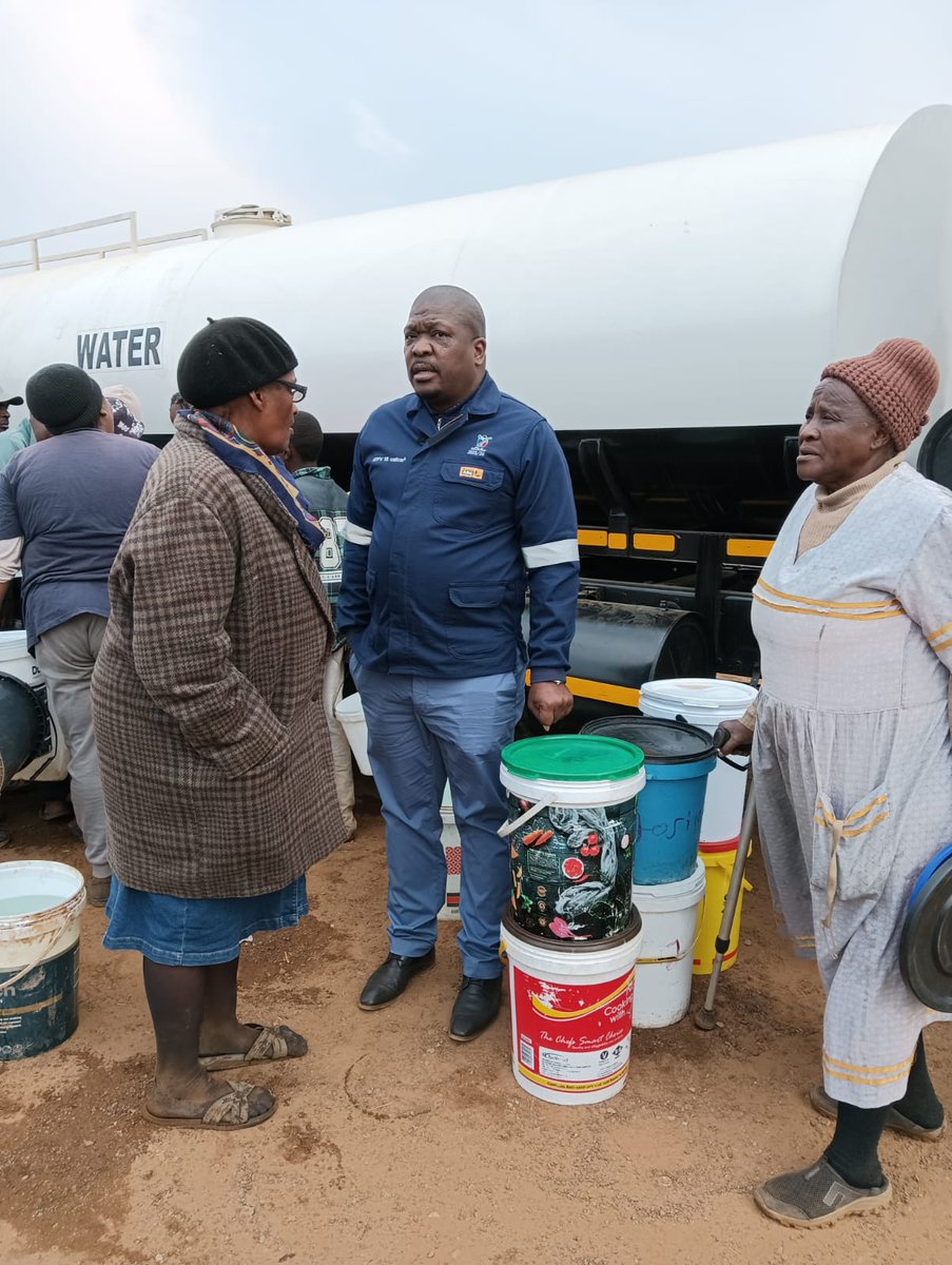 City_Ekurhuleni's tweet photo. and Knoppiesfontein reservoir at 0%.

 Water tankers will continue supplying water to all the areas that are supplied in #DaveytonWater, #EtwatwaWater, and #KnoppiesfonteinW https://t.co/6XI8dD0Tpt