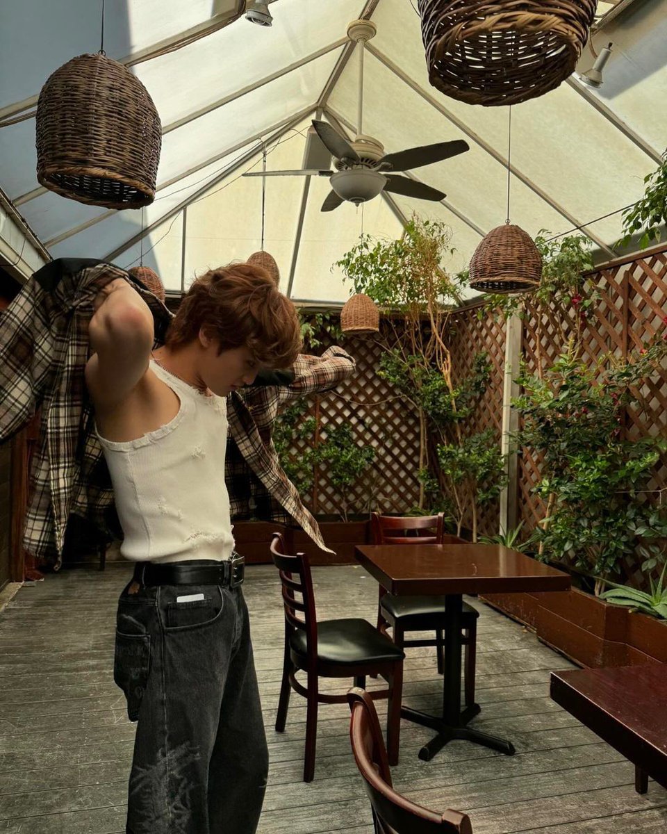 LOOKSMKL's tweet image. MARK LEE.