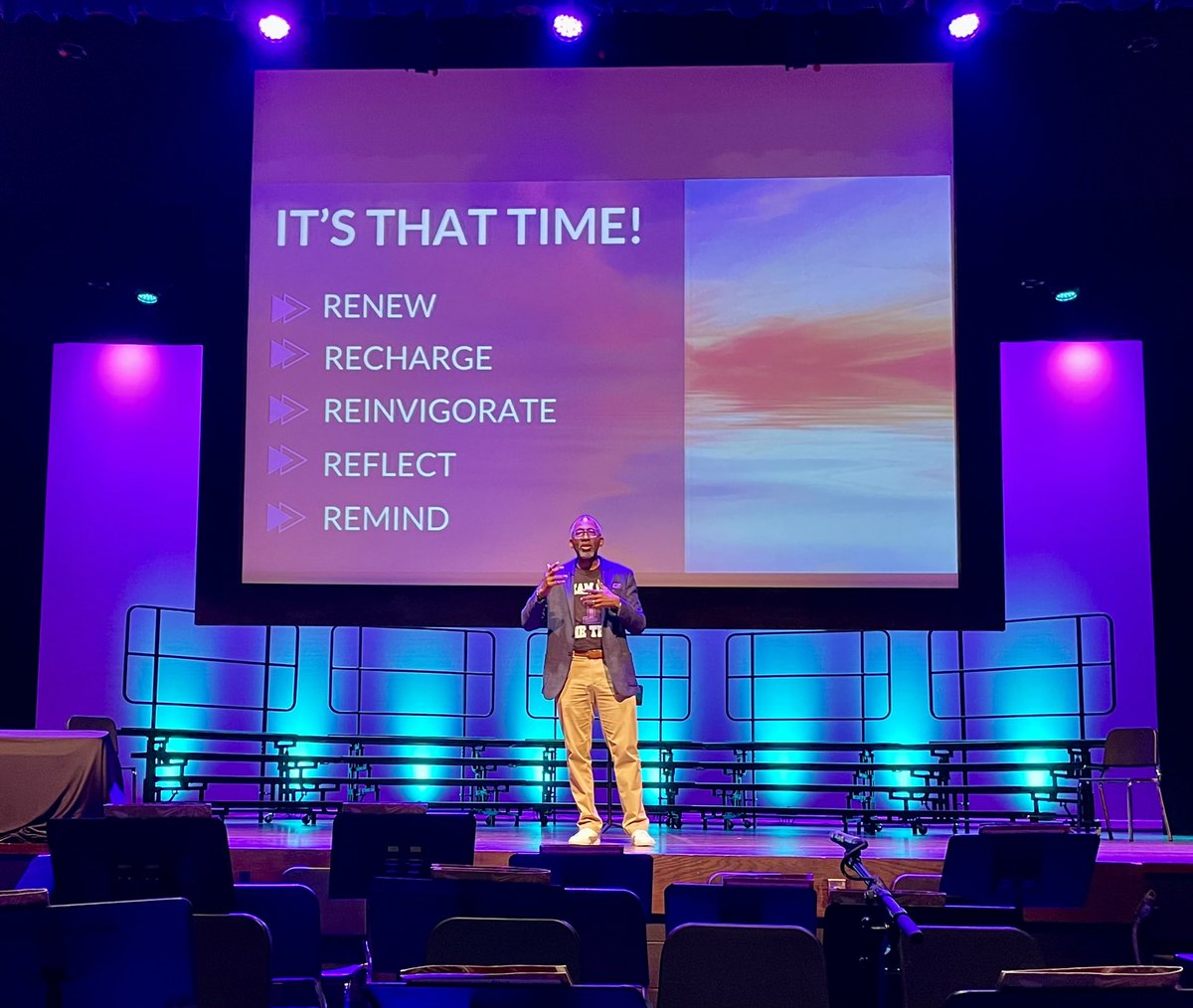 KevinJHasinger's tweet photo. Dr. Witherspoon encouraged us to consider how we “chose to show up” and serve. He wants us to “show up and show out for our kids, families, and community”! @RichlandOne @R1SecondaryEd #ProudED #R1BackToSchool #TeamOneOneTeam https://t.co/O8nxNoYRY5
