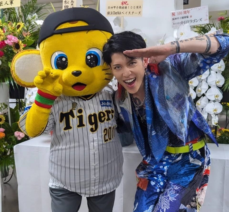 staff_miyavi's tweet photo. 阪神甲子園球場⚾️ @enjoy_koshien
100周年おめでとうございます🎉
@MIYAVI_OFFICIAL https://t.co/vP8fnz8Evs