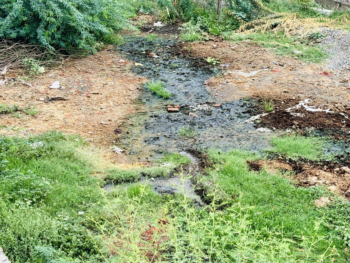 aaminsan0's tweet photo. @RailMinIndia @drmbikaner 
Mein Hisar, Haryana mein rehta hu yha pe railway track k side mein govt ne RCC wall nikali hui hai but usko tod ke yha ke log us side waste nikalte hai jisse aam jan ko presani, badbbu or machro ka samna krna pdta hai. Please take action against him. https://t.co/SQYTd8luDe