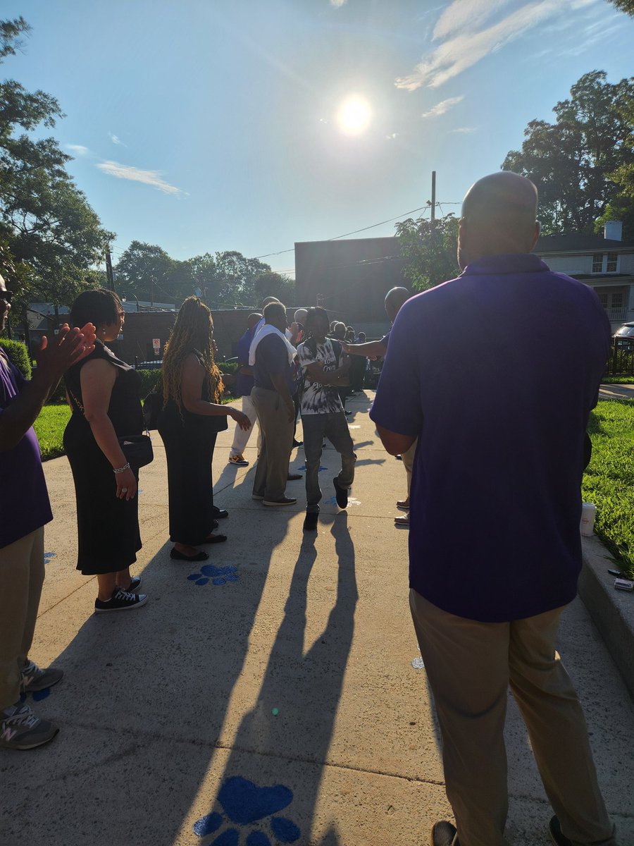 LilHulkQ's tweet photo. Welcoming young scholars back to school! Good Morning! 🌄 #WashingtonHigh #APS #Day1 https://t.co/3QeCeKFgcd