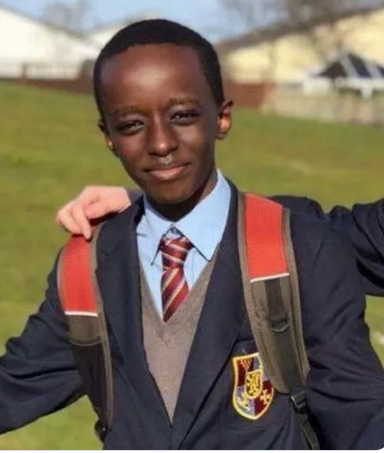 Das ist Axel Rudakubana, der Mörder der 3 kleinen Englischen Mädchen in Southport
Er wurde von der Schule geschmissen, wegen Messerdelikten