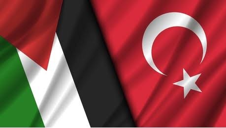 Bu iki bayraktaki tek ortak özellik:
İki bayrakta da kırmızı renkler Türk'ün kanı ile boyanmıştır.
