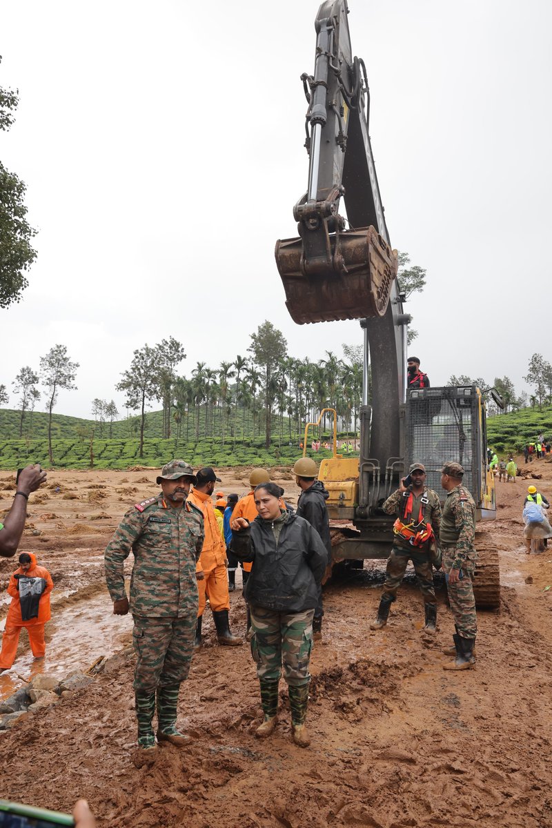 SpokespersonMoD's tweet image. Major Seeta Shelke &amp;amp; Major Anish, leading from the front, established a makeshift 190 ft bailey bridge with #IndianArmy, @indiannavy and #IndianAirForce, showcasing women #empowerment &amp;amp; teamwork in the face of adversity!

#wecare #WayanadLanslide #RescueOperations…