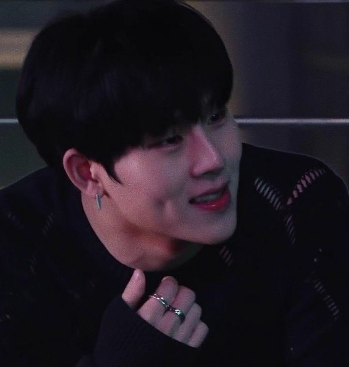 loopforjjoo's tweet photo. 헤어지자고?                               헤어지자고?
너 누군데                                    나 우는데…? https://t.co/5y0x6cMkoi