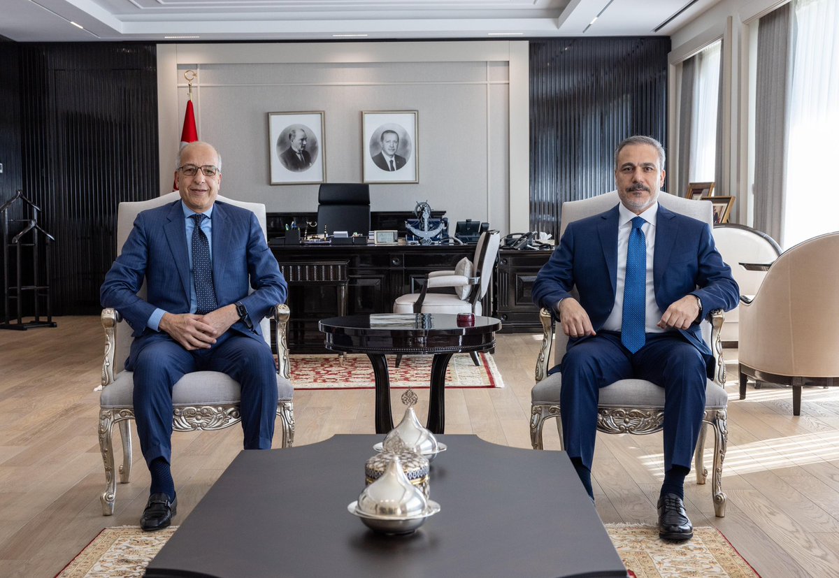 التقى السيد الصديق عمر الكبير محافظ مصرف ليبيا المركزي بالسيد هاكان فيدان وزير الخارجية التركي مساء الأربعاء الموافق 2024/7/31 بالعاصمة التركية أنقرة في اطار التباحث في المواضيع ذات الاهتمام المشترك ودعم جهود المصرف المركزي في مسار التوحيد والمحافظه على الاستدامه المالية للدولة