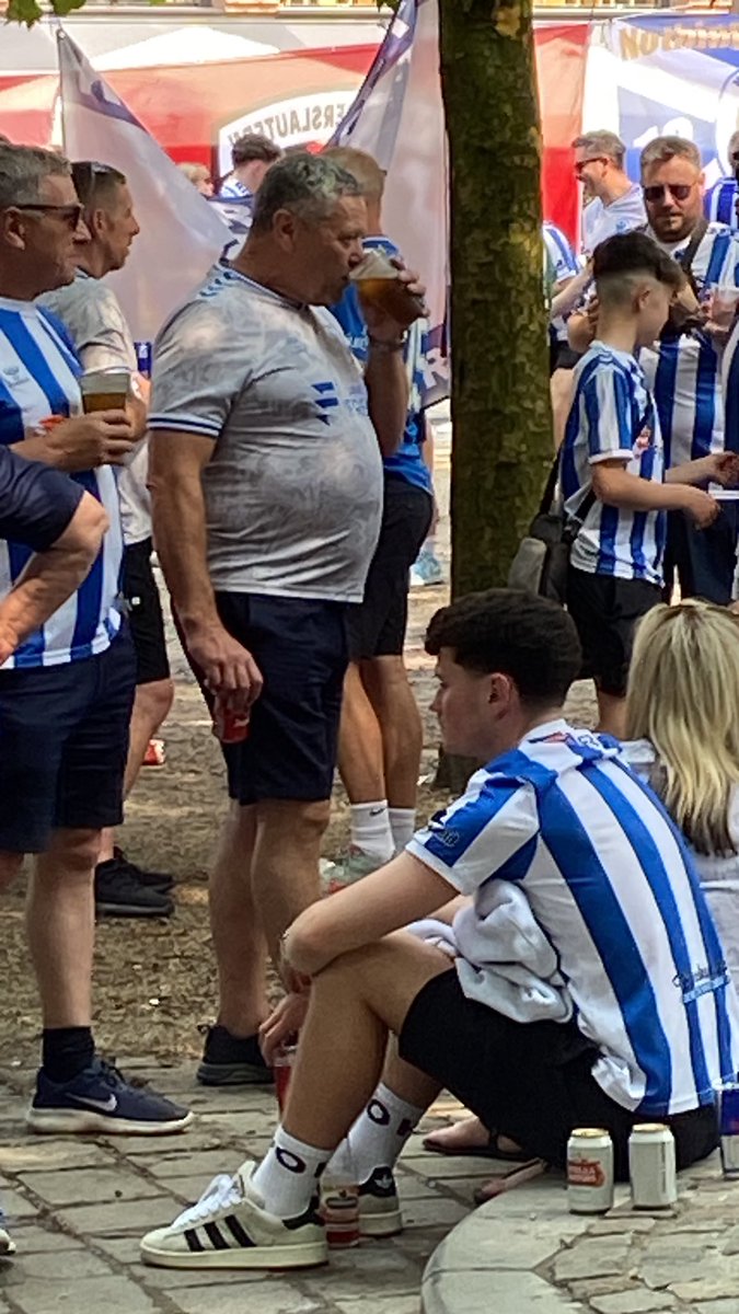 mrsmithy15's tweet image. Billie Bowie amongst the killie fans away top on, beer in hand, best owner in sports