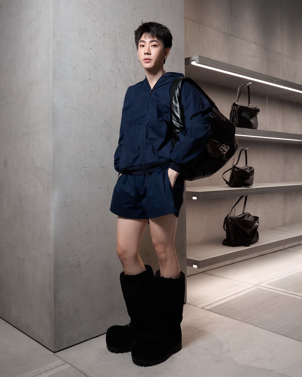 mintmag_th's tweet photo. หล่อไปมาก! ชมลุคชัดๆ ของ 2 หนุ่ม #ออฟจุมพล #โฟร์ทณัฐวรรธน์ ที่มาร่วมเปิดสโตร์แห่งใหม่ของ #Balenciaga ณ EmQuartier เมื่อวานที่ผ่านมา เรียกว่าหล่อทั้งคนพี่ และคนน้องเลยจริงๆ 💚

#BalenciagaxOff 
#OffJumpol #tumcial
#BalenciagaxFourth   #FourthNattawat 
#BalenciagaEmQuartier
#Balenciaga
#MintNews