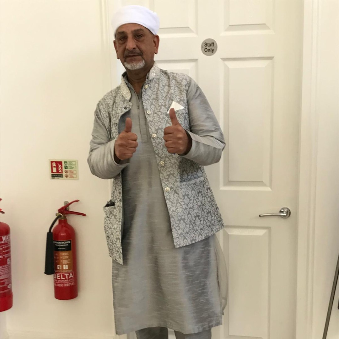 LisieuxTrust's tweet image. Support Worker, Abi had a big day last week as his son got married - but he's kind-hearted and wanted to share the day with the tenants too, and here's Dave - another Support Worker and Tom, sharing the joy.  #SupportWorkerLife #KindHearted #WorkFamily #Caregivers #SupportiveTeam