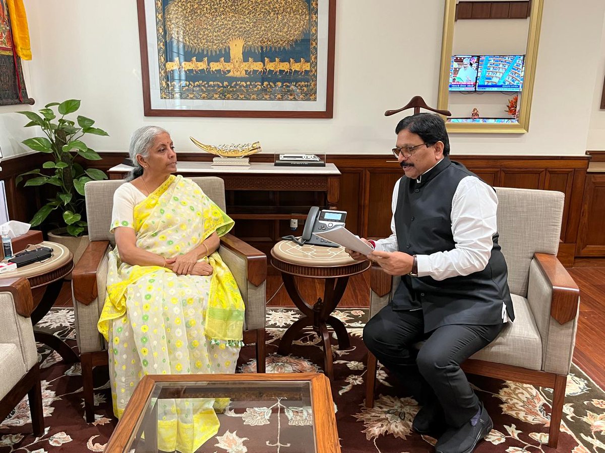 Leaking_Roof's tweet photo. Thank you Shri @RavindraWaikar for taking up the issue of #PMCBankCrisis with Hon. FM @nsitharaman Hope she understands the problem and comes out with a solution fast for the hapless Senior Citizen depositors who are holding their breath so far. No money for medicines &amp; good HELP https://t.co/CxCclD64Jn