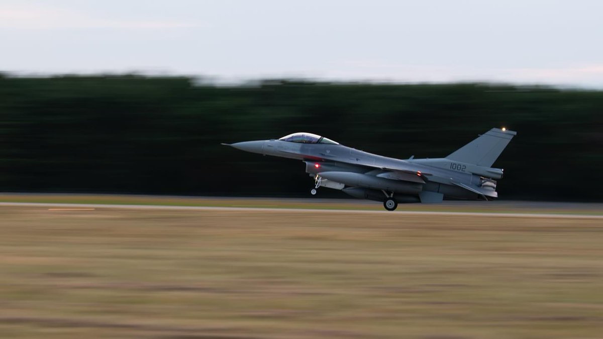 USNationalGuard's tweet photo. Pilots from @122fighterwing helped deliver the first of 14 F-16s to their Slovak Air Force partners. The delivery marks a milestone in the more than 30-year relationship between @NationalGuardIN and Slovakia through the State Partnership Program. 🔗https://t.co/u29Ap1gVGy https://t.co/vphUVcQKdZ