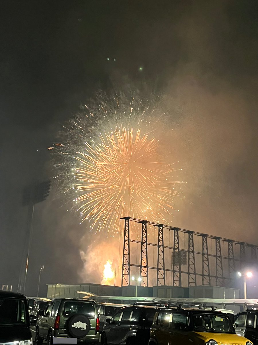 今日、花火大会に行ってきました🎆めっちゃ綺麗✨
I went to the fireworks display today🎆It's so beautiful✨