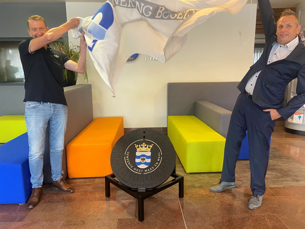 Wij hebben tegenwoordig fraaie rioolputdeksels mét gemeentewapen. De onthulling was door wethouder Evert Jan Slootweg samen met de leverancier. Kosten voor dit deksel met wapen zijn hetzelfde zijn als voor een deksel zonder wapen. Die in de openbare ruimte zijn niet beschilderd.
