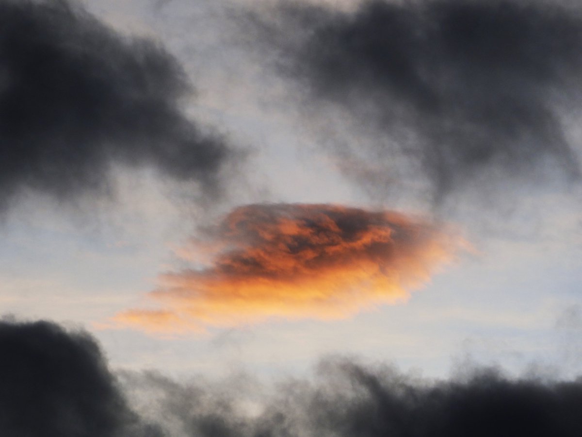 catapatino's tweet image. Le puse... la nube de fuego.
Muy linda toda colorida entre nubes grises.
Bellezas del cielo, allá está Dios cuidándonos.
#Cloud #NubedeFuego #Cielo #Sky