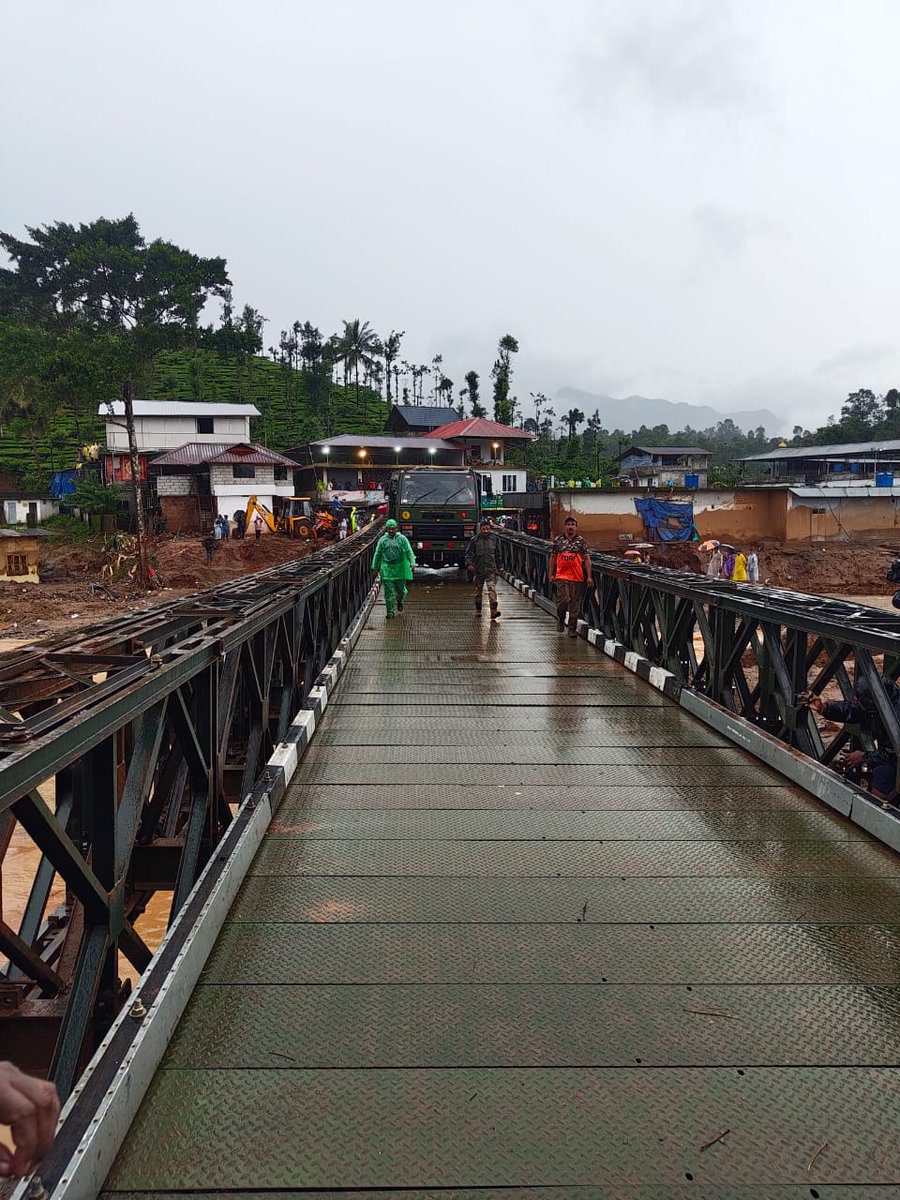 SpokespersonMoD's tweet image. Major Seeta Shelke &amp;amp; Major Anish, leading from the front, established a makeshift 190 ft bailey bridge with #IndianArmy, @indiannavy and #IndianAirForce, showcasing women #empowerment &amp;amp; teamwork in the face of adversity!

#wecare #WayanadLanslide #RescueOperations…