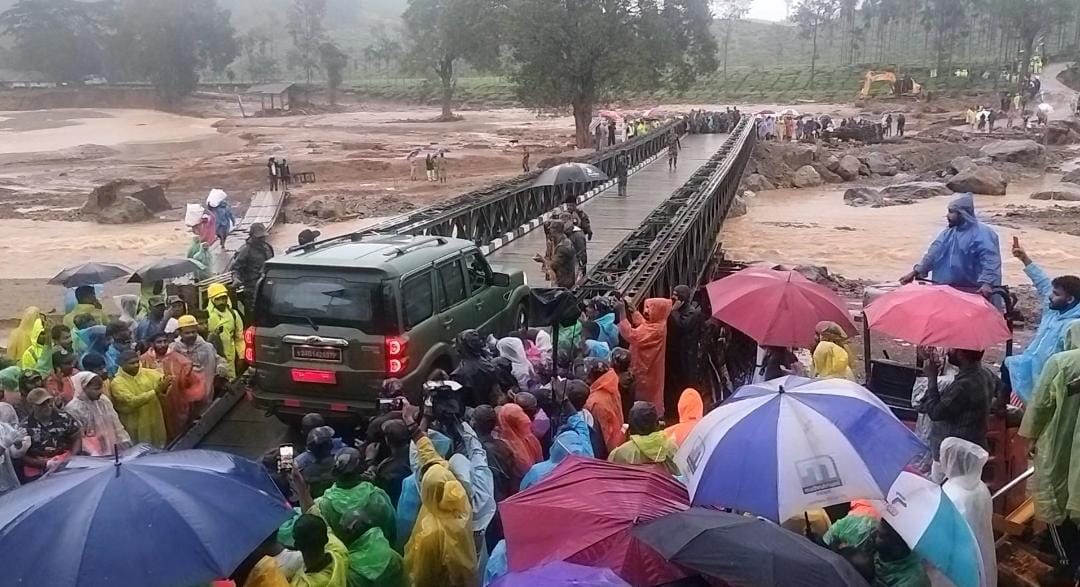 SpokespersonMoD's tweet image. Major Seeta Shelke &amp;amp; Major Anish, leading from the front, established a makeshift 190 ft bailey bridge with #IndianArmy, @indiannavy and #IndianAirForce, showcasing women #empowerment &amp;amp; teamwork in the face of adversity!

#wecare #WayanadLanslide #RescueOperations…