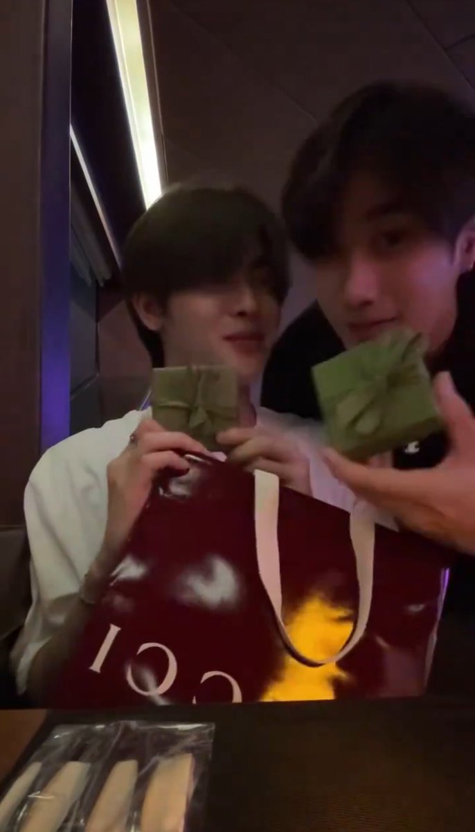 rainy_translate's tweet photo. ทุกคนหัวใจฉันจะไม่ไหวแล้ววันนี้ 🥹🫶🏼

Guys, you think Tle bought only a ring for FirstOne? You are allllllll wrong, it’s a couple ring!!!!!!!!!!!!

(Someone please call 🚑🚨🚨🚨 my heart is beating so fast 🫀🫀🫀🫀)

TLEFIRSTONE OFFICIAL 1STCOVER 
#DAYONEbyTleFirstone

#เติ้ลเฟิร์สวัน #TleFirstone
#TLE_mtm #Firstone_wnk #ติดฝน 
#TleFirstoneStory