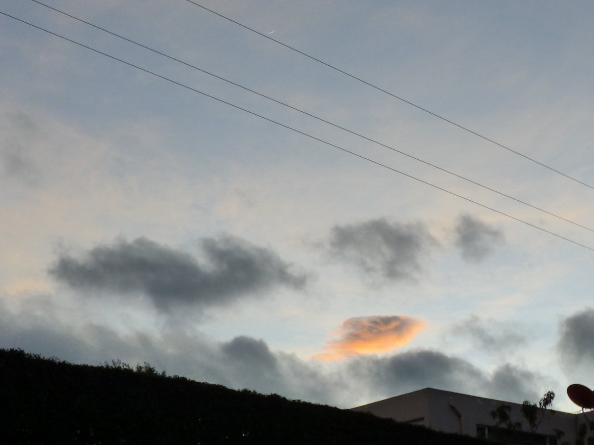 catapatino's tweet image. Le puse... la nube de fuego.
Muy linda toda colorida entre nubes grises.
Bellezas del cielo, allá está Dios cuidándonos.
#Cloud #NubedeFuego #Cielo #Sky