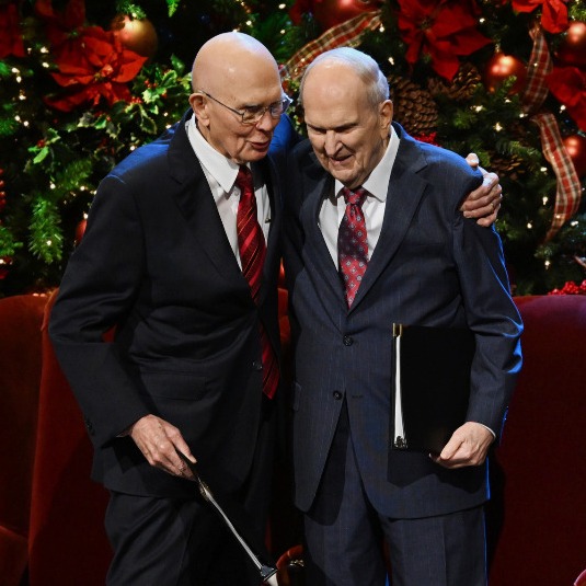 OaksDallinH's tweet image. I have known President @NelsonRussellM, my dear friend, for many years. In that time, he has endured difficulties of varying degrees. Yet he has provided a remarkable example of how understanding the Atonement of Jesus Christ can bring to us heavenly relief in our trials.
In…