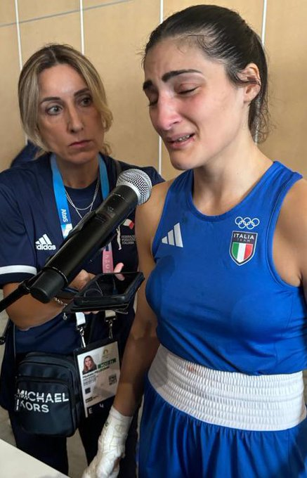 lobofacho's tweet photo. 🔴 Esto es criminal.   
La italiana Angela Carini (azul) abandona su pelea contra el TRANS de Argelia Imane Khelif (hombre biológico) resguardando su integridad y cayendo en una frustración y rabia frente a las cámaras.

Es la máxima expresión de la inequidad, de la injusticia, de atentar contra las mujeres, de juego sucio en vez del Fair Play, de lo anti deportivo y de las mentes retorcidas. 

Son solo hombres...pegándole a mujeres.