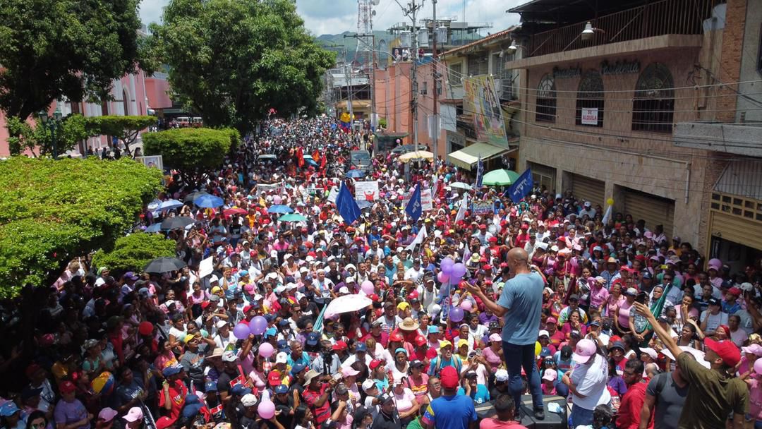 HectoRodriguez's tweet image. La mayoría de las y los venezolanos amamos, respetamos y trabajamos día a día para construir un mejor país. No permitamos que regrese de nuevo el odio, la violencia, la zozobra y el caos en las calles. 

Venezuela emprendió un camino de recuperación y no vamos a retroceder. Desde…
