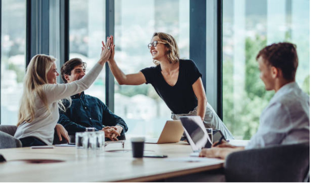 rivieraadvisors's tweet image. #EmployeeRecognition is key for any organization. A holistic approach that integrates recognition into daily work rhythms boosts #engagement. Frequent, genuine gratitude creates a positive, #motivating work environment. ow.ly/livi50Sfyjg