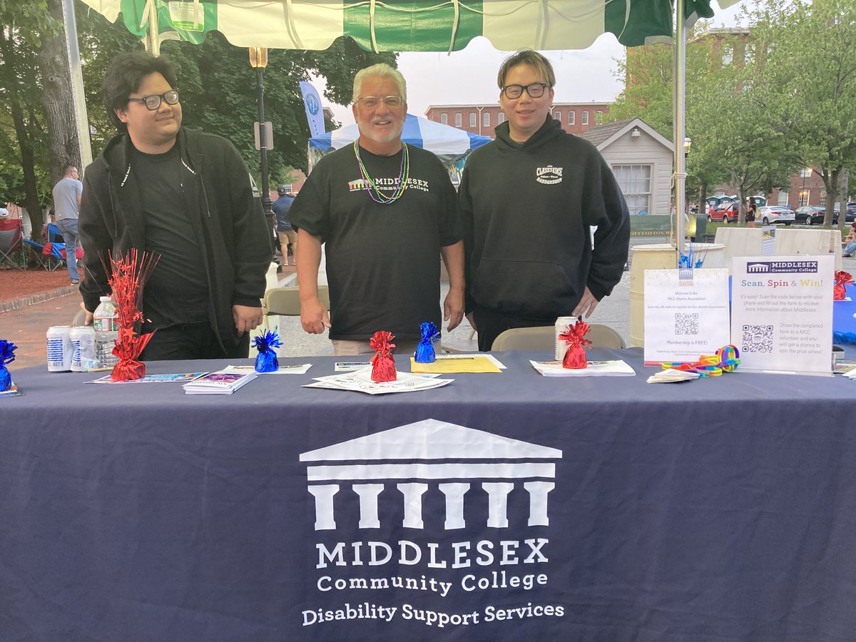 middlesex_cc's tweet image. We had a blast representing MCC at this year's @LowellFolkFest! Students, employees and administrators spent the three days volunteering and celebrating with our community partners. #MCCpath #tbt