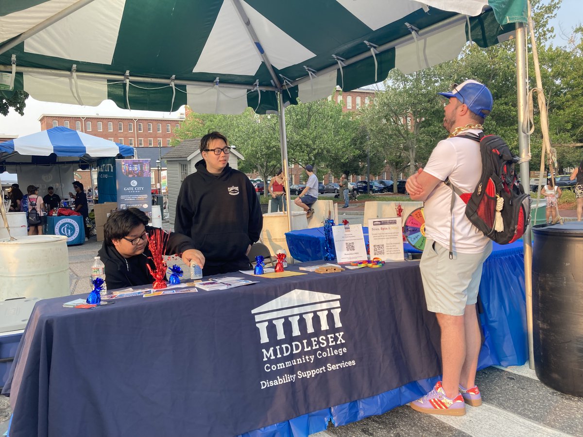 middlesex_cc's tweet image. We had a blast representing MCC at this year's @LowellFolkFest! Students, employees and administrators spent the three days volunteering and celebrating with our community partners. #MCCpath #tbt