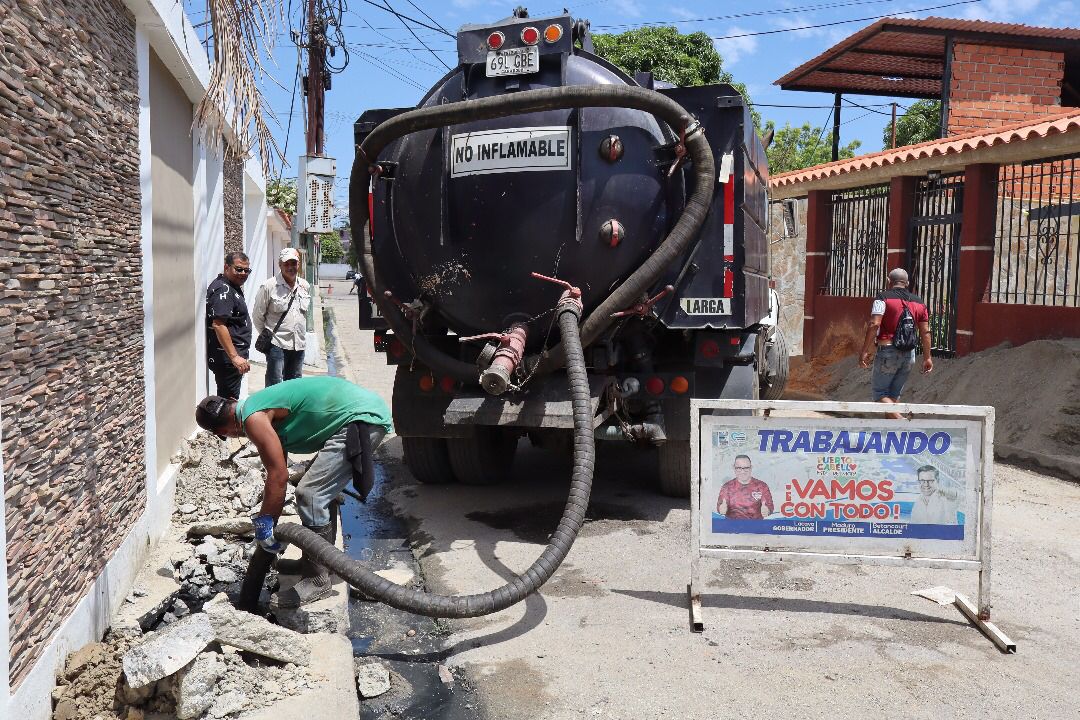 apuertocabello's tweet photo. Gracias a la gestión municipal y en respuesta a las solicitudes del pueblo, el camión Vacuum-Hidrojet, prestó servicio comunitario en la Vereda F de la Urb. Las Llaves, parroquia Goaigoaza, mantenimiento de drenajes y cañerías, gracias @JCbetancourt72 seguimos trabajando #1Agos https://t.co/ENRzBL0LSA