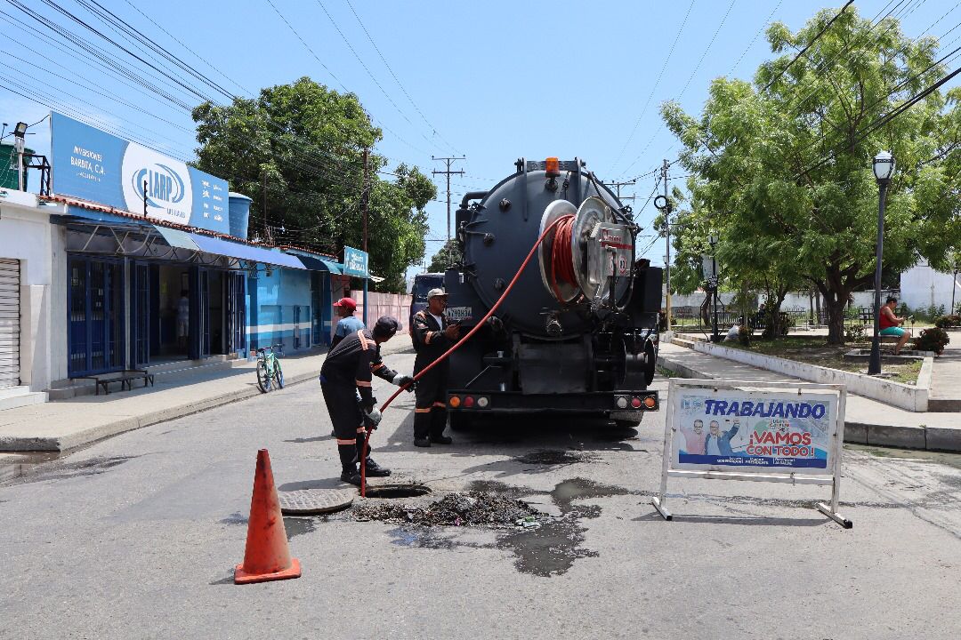 apuertocabello's tweet photo. Gracias a la gestión municipal y en respuesta a las solicitudes del pueblo, el camión Vacuum-Hidrojet, prestó servicio comunitario en la Vereda F de la Urb. Las Llaves, parroquia Goaigoaza, mantenimiento de drenajes y cañerías, gracias @JCbetancourt72 seguimos trabajando #1Agos https://t.co/ENRzBL0LSA