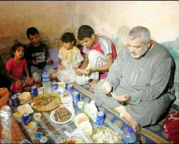 هذا هو المشهد الذي يخشاه العدو لأنه يعلم أن أمثال هؤلاء الرجال باعوا الدنيا ليشتروا الآخرة فلا شيء لديهم ليخسروه فطوبى لهم
#سماعيل_هنية #تل_ابيب