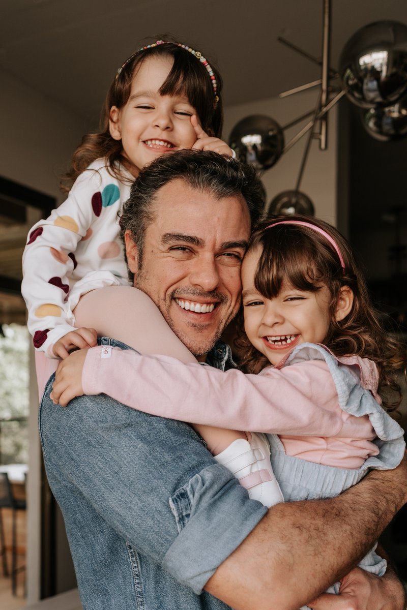 Para o Mês dos Pais, a CRESCER traz uma edição especial.🤍 

Ator, chef e pai das gêmeas Sophia e Pietra, Joaquim Lopes protagoniza, ao lado de sua família, a capa de agosto — e traz os aprendizados da paternidade.

✨Leia em bit.ly/Crescer-digital ou no app <a href="/globomais/">Globo Mais</a>