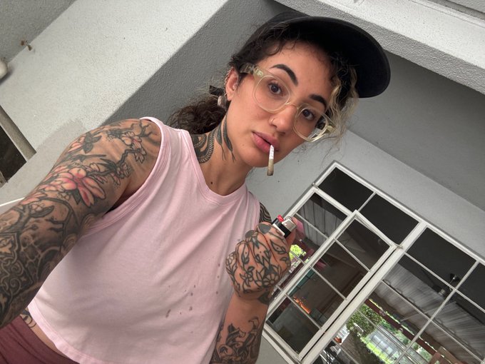 1 pic. At home       Vs        At work https://t.co/6l5KgmqbY9