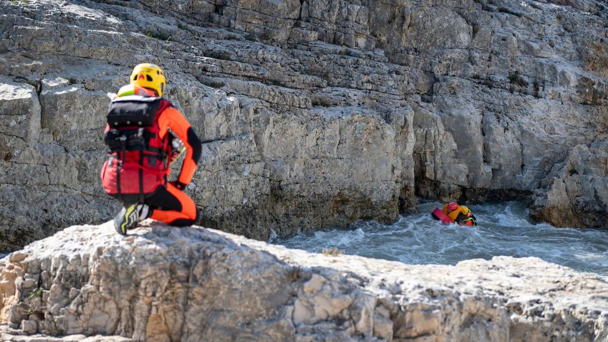 Rusticité et rigueur caractérisent les sapeurs-sauveteurs jusque dans les environnements les plus insolites.
En eaux vives, identifier les dangers, les courants et les obstacles est indispensable pour anticiper les risques et protéger la population.
urlz.fr/ruZY