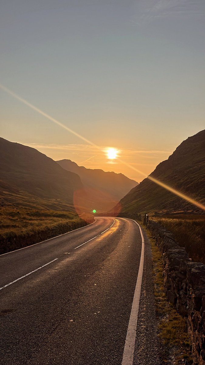 Miss Rowland tweet media