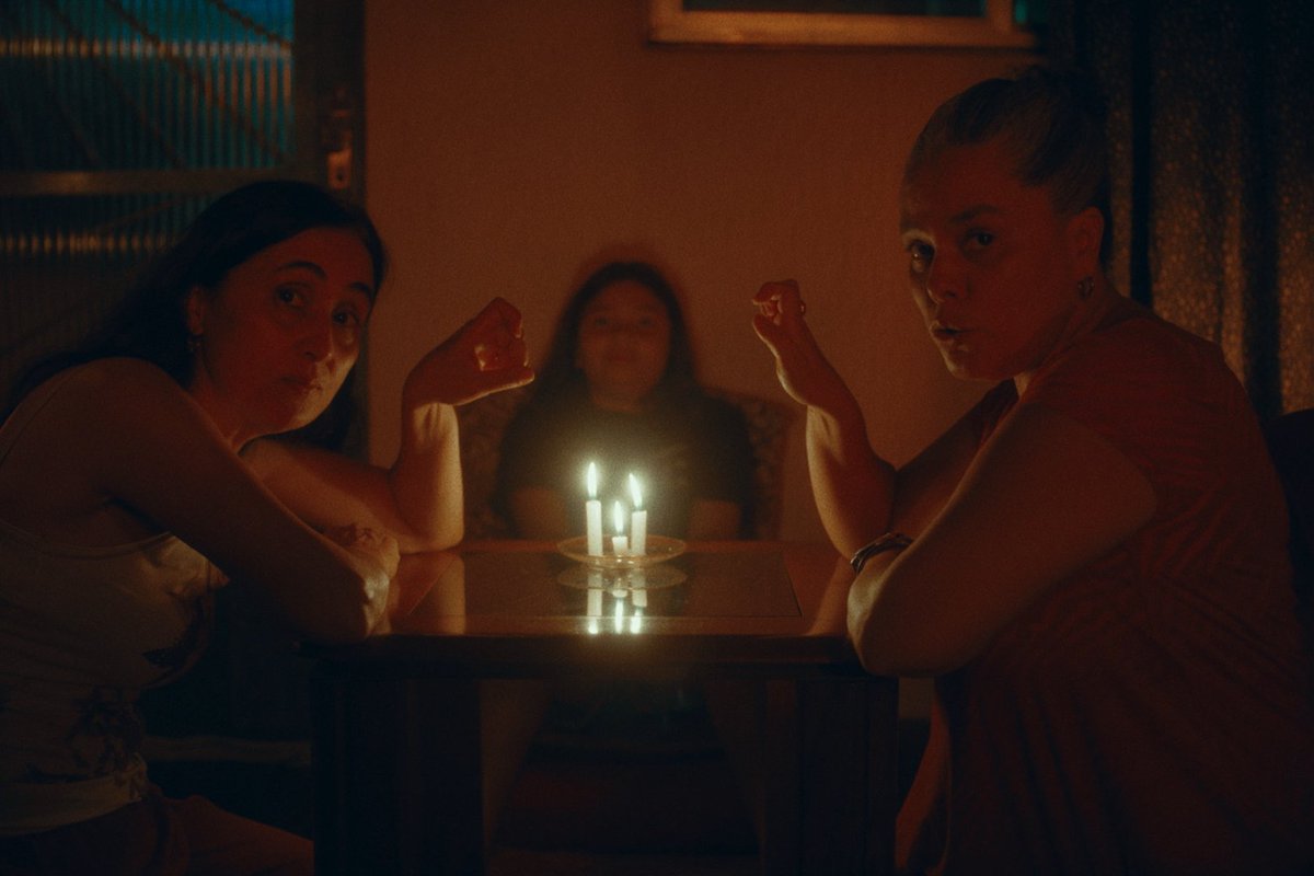 filmes_e_filmes's tweet photo. Exibido no último Festival de Berlim, o longa - filmado na cidade de São Paulo e no interior de Mato Grosso do Sul - fala sobre migração entre o meio urbano e o rural de três mulheres.🎥🇧🇷

#cidadecampo #julianarojas #brunalinzmeyer #fernandavianna #mirellafaçanha #berlinale https://t.co/JTpS8vZQz5