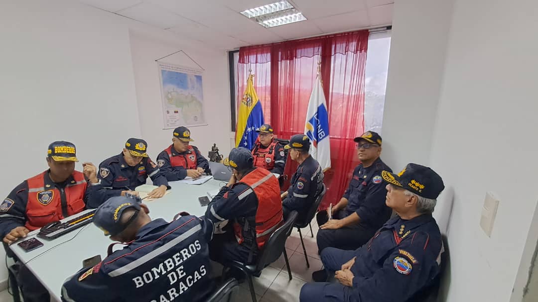 #1Ago Siguiendo instrucciones del A/J <a href="/CeballosIchaso1/">@FuerzaDinamica Remigio Ceballos Ichaso</a>, y bajo lineamientos del Almirante Juan Carlos Oti, Viceministro de Gestión de Riesgo. El Primer General <a href="/CarlosR58566170/">Carlos Rodriguez</a> realiza videoconferencia con los jefes de REDAN, ZOEDAN y Primeros Comandantes de las especialidades,