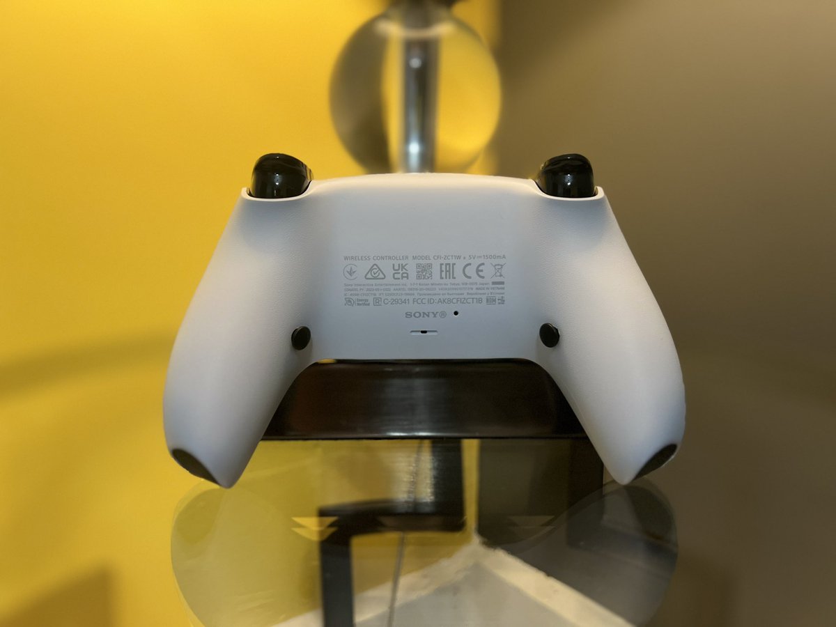 BenjiCustoms's tweet photo. Custom PS5 Controller for @Nemensions 

2 Back Buttons 
Smart Triggers &amp; Bumpers https://t.co/JM5AXZ1d2F