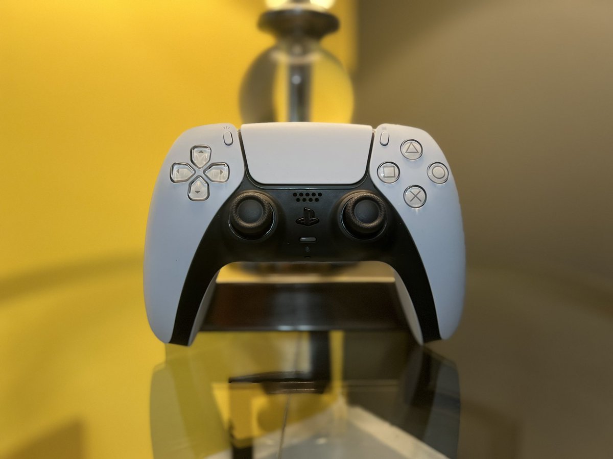 BenjiCustoms's tweet photo. Custom PS5 Controller for @Nemensions 

2 Back Buttons 
Smart Triggers &amp; Bumpers https://t.co/JM5AXZ1d2F