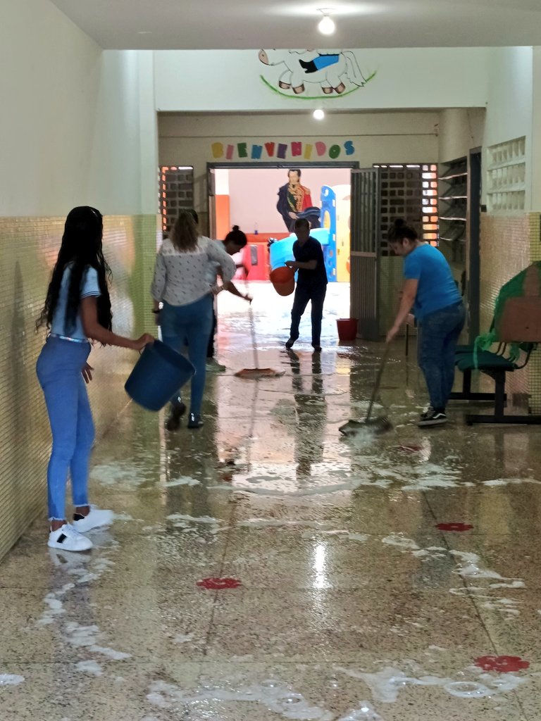Jueves #01Ago Desde la Parroquia Sucre de Caracas nos activamos para darle una gota de amor a nuestra escuela <a href="/UENSucre/">Unidad Educativa Nacional Sucre</a>  con la Jornada de Mantenimiento Voluntario por parte de nuestros trabajadores y trabajadoras de la educación.
<a href="/_LaAvanzadora/">Yelitze Santaella</a> <a href="/gestionperfecta/">Carmen Meléndez</a>
#PuebloDeJusticia