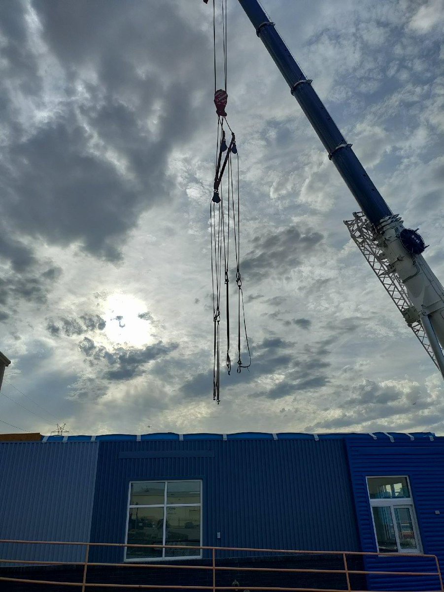 RussoModular's tweet photo. Dutch Bros Eugene, OR is on the move.  It takes a village on Crane Day thanks to all our team members  - you are the best in the industry!

#DutchBros #coffeeshops #eugeneoregon #constructionmanagers #CRE #logistics #modularbuilding #qsr #russomodular #commercialdevelopment https://t.co/dKYXVz3mN4