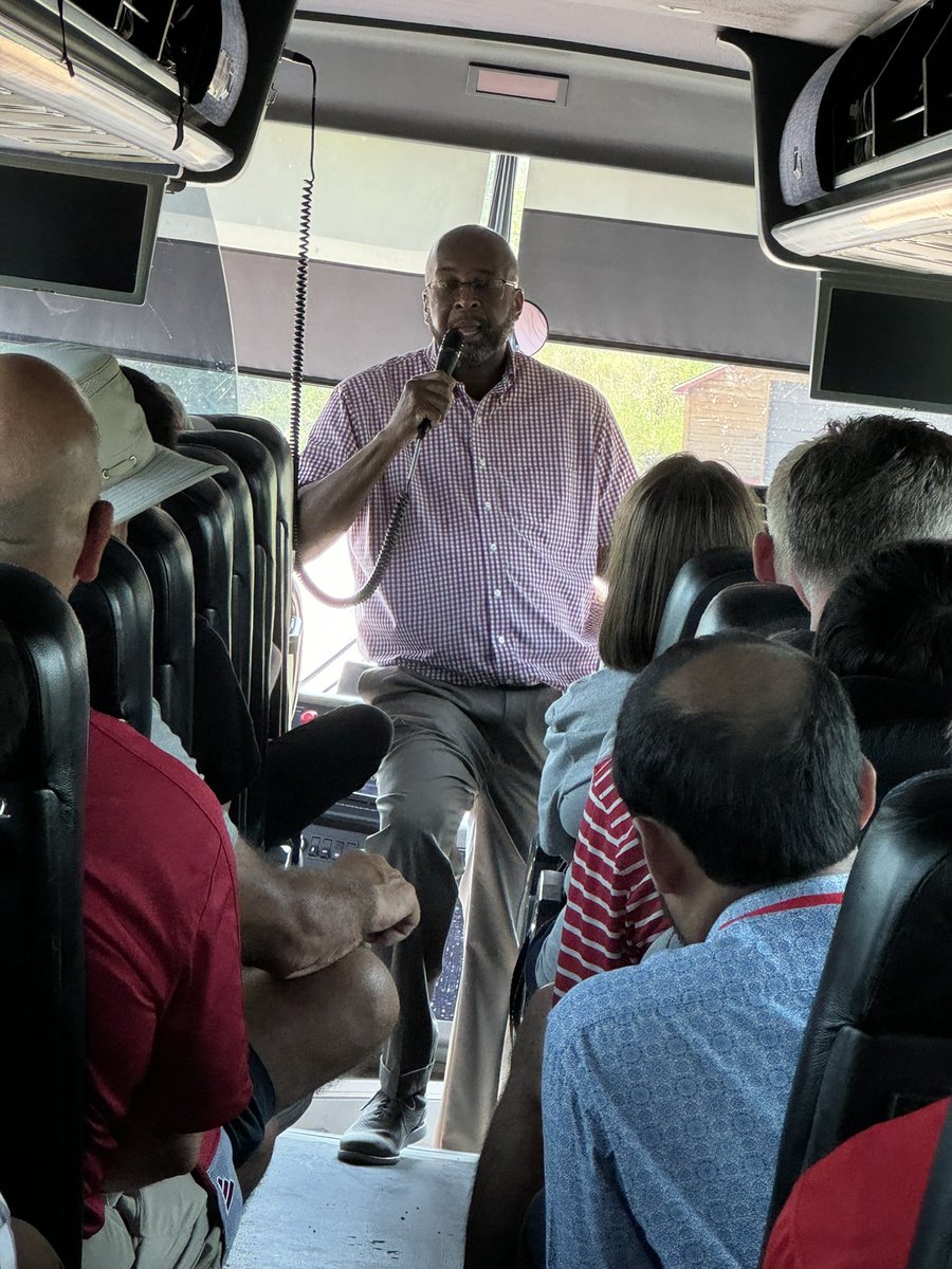 jimcoll's tweet photo. Thank you to @UofNE_President @jeffreypgold and Chancellor @RodneyDBennett for joining #IANRontheRoad for its stop at the Cedar Point Biological Center. Each summer the School of Biological Sciences offers eight field courses that focus on student-based research at the center. https://t.co/9YRcO5ZEjj