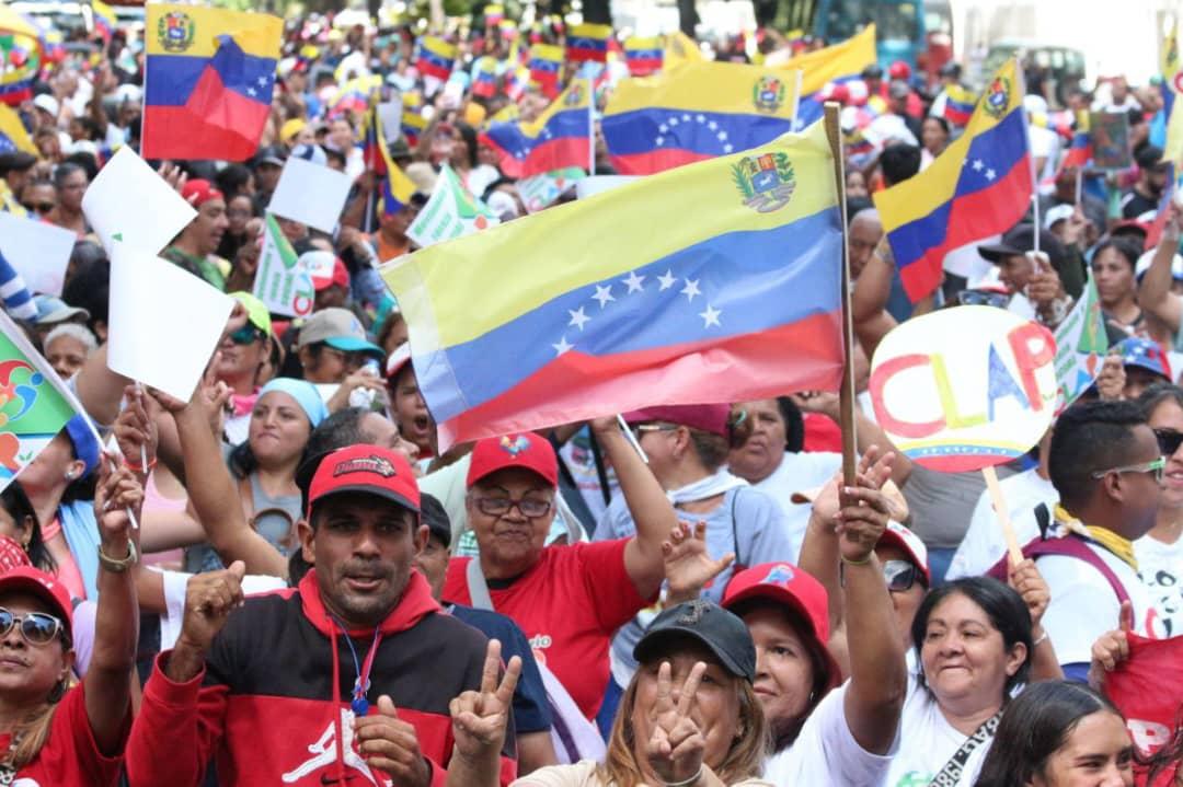 Hoy en las calles de nuestra querida Venezuela, los CLAP (Comités Locales de Abastecimiento y Producción) se encuentran en plena actividad, promoviendo la paz y la armonía entre todos los ciudadanos. 

#ClapPazYVictoria
#PuebloDeJucticia