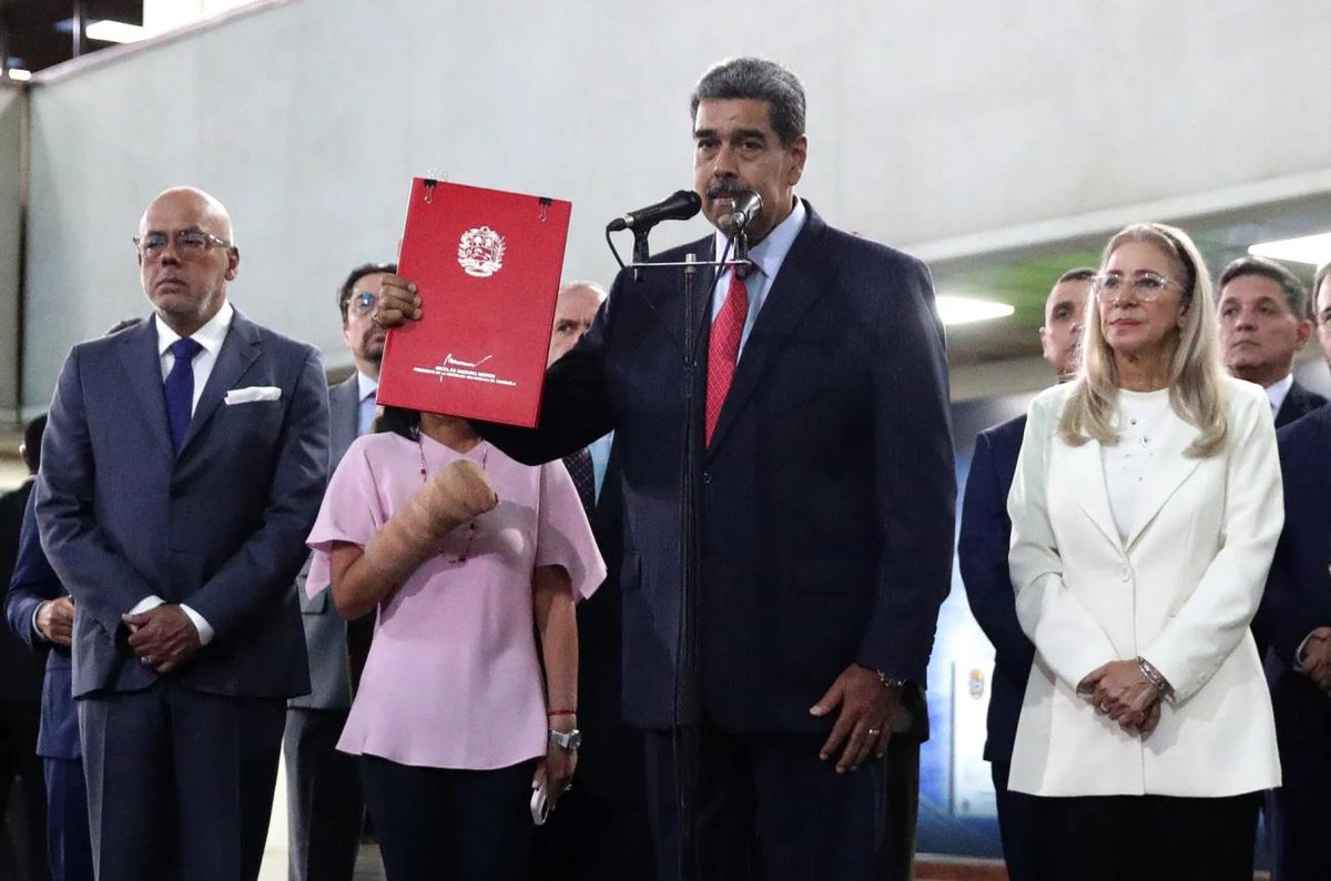 “Defendemos una causa, amamos al país y Venezuela no va a caer en manos del fascismo, ni de los criminales, ni del imperialismo, ni de nadie. Queremos que todo siga siendo constitucional y en paz”.
Así lo expresó Nicolás Maduro Moros. Ver más aquí:👇
pcc.cu/que-prevalezca…