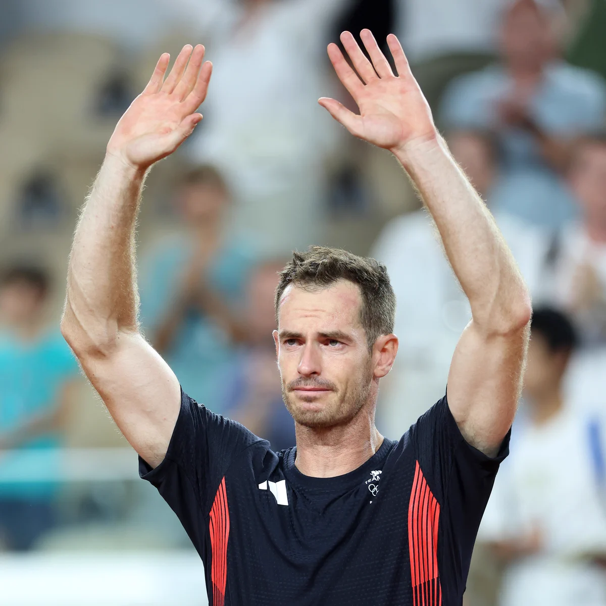 Photo of Andy Murray waving to the crowd with tears in his eyes