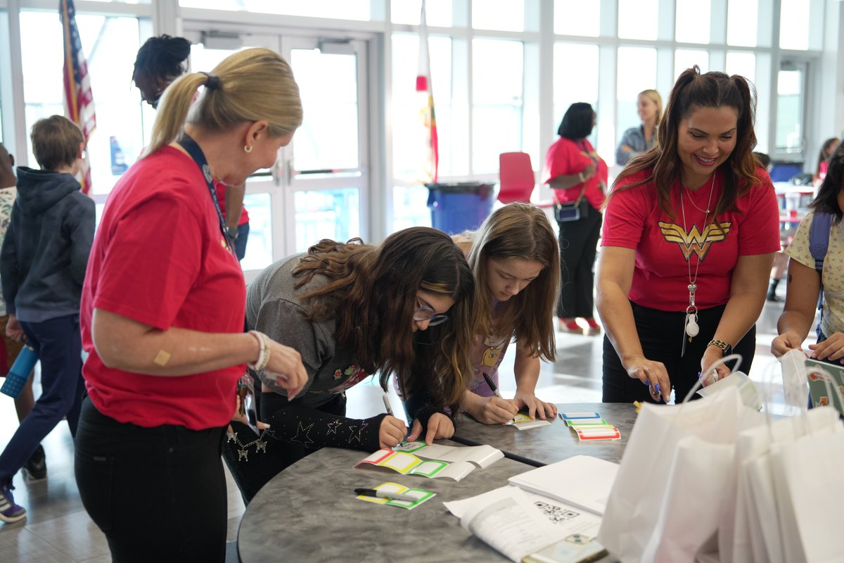 ADHUS_FAUHS's tweet image. That's a wrap on Middle School Owl’s SOAR Camp. Students spent the day learning and preparing for their first year of middle school. It was a day full of new friends, setting expectations, and building the tallest tower of spaghetti!