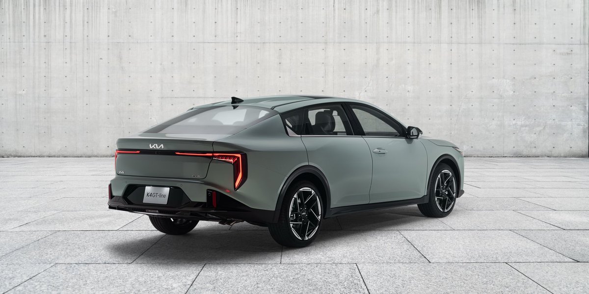 MxAutoficion's tweet photo. @KiaMexico ha presentado el nuevo #k4, este nuevo sedan llega en 4 versiones, puedes elegir entre motor 2.0L de 147 Hp y 1.6L turbo de 190 Hp.
El precio inicial de este modelo es de $399,900 mxn. https://t.co/fMkbR05uR4